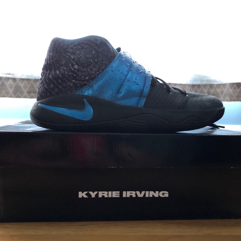 🔥 Kyrie 2 GS Wet 🔥 Size 6.5 (grade school size)